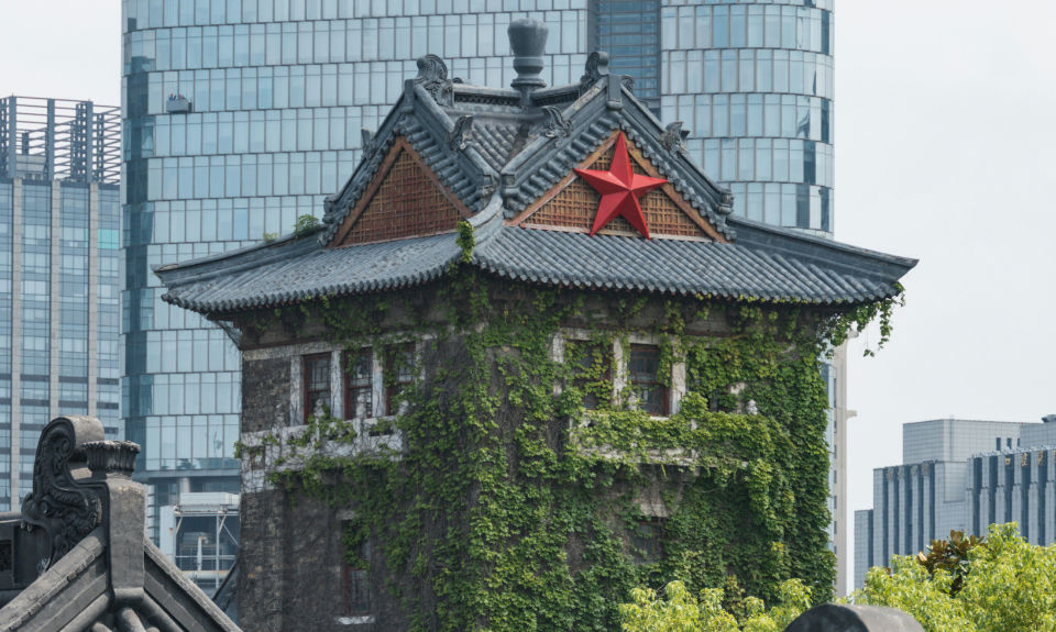 北大楼近景，塔楼山墙上的红五星清晰可见