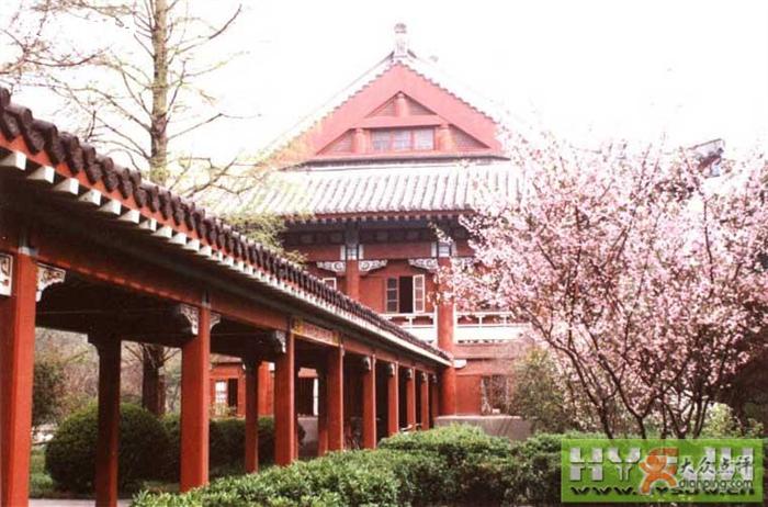 校园内的中式回廊，红柱横梁串联各栋建筑