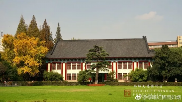 金陵女子大学100号主楼，中式歇山顶配红色立柱，校园轴线尽端