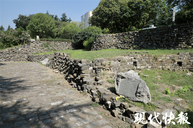 从高处俯瞰光华门遗址公园，可见白色矮墙、绿化和周边城市道路的关系