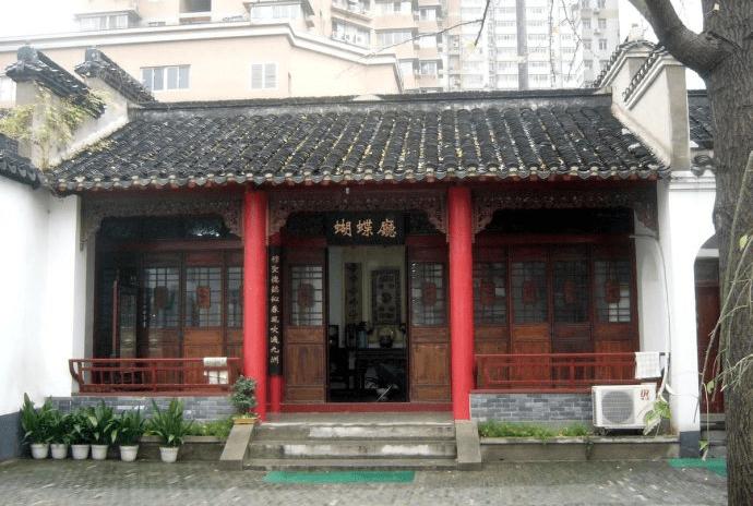 净觉寺"敕赐"砖雕牌坊,四柱三间中式风格,高约8.7米