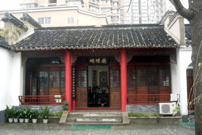 净觉寺"敕赐"砖雕牌坊，四柱三间中式风格，高约8.7米