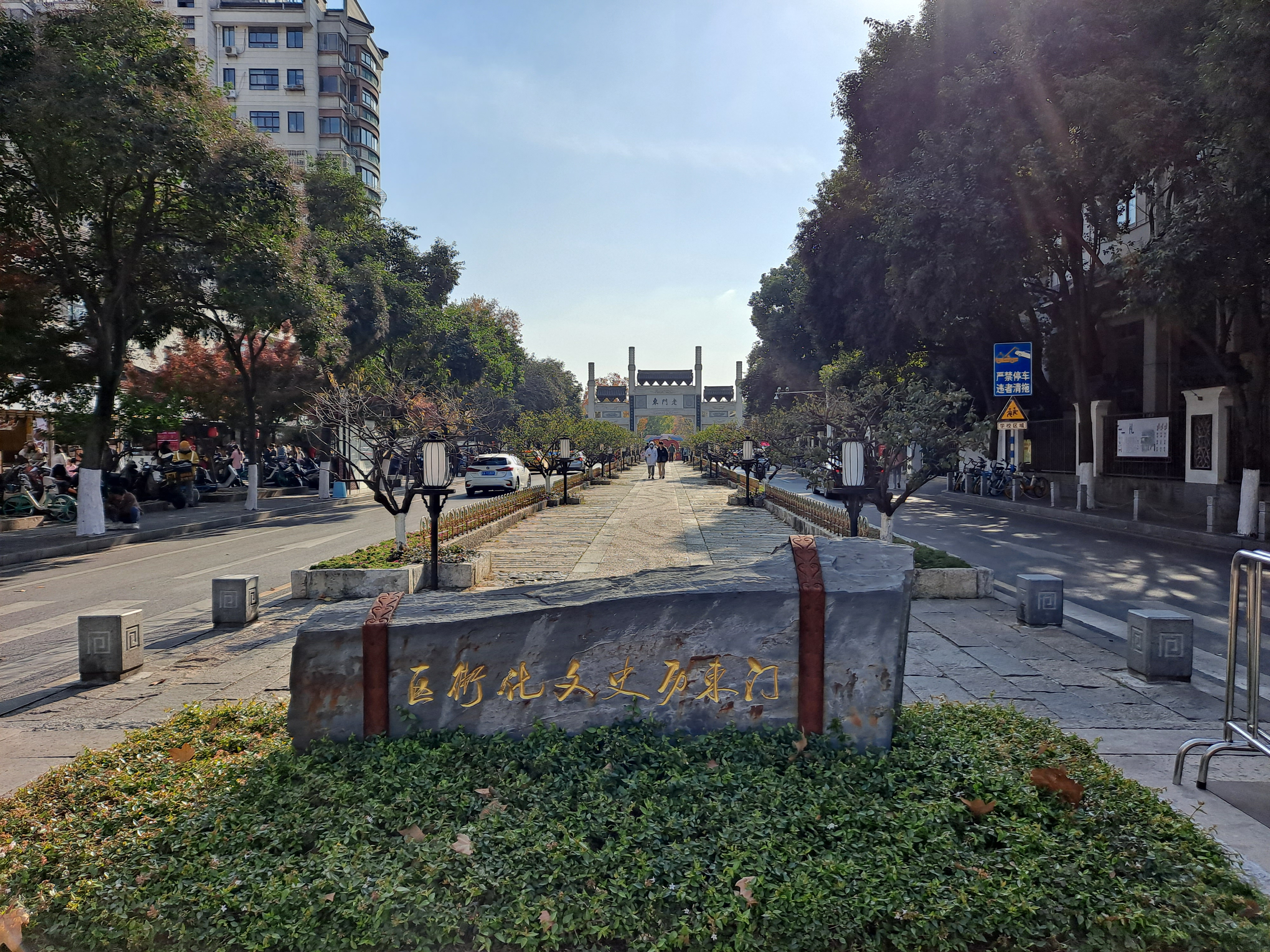 箍桶巷步行街实景，两侧为2013年新建的仿古建筑