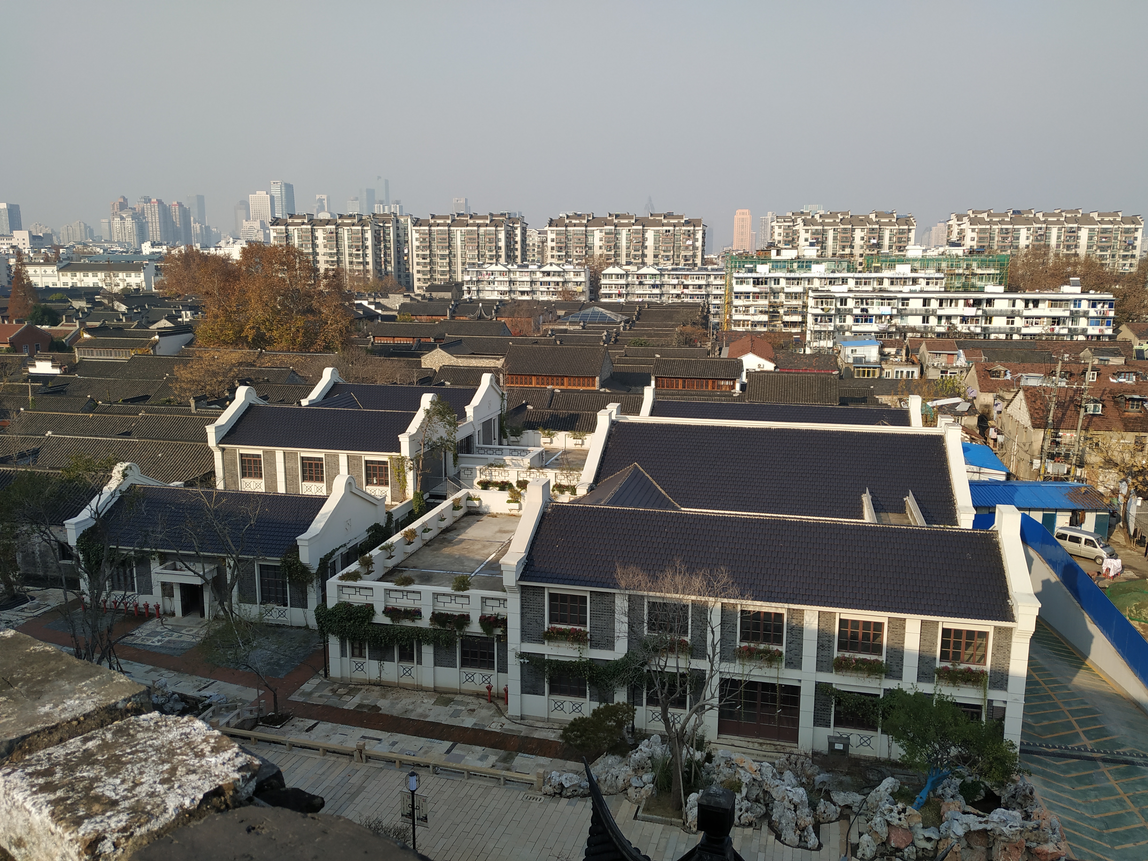 从南京明城墙俯瞰老门东，可见街区和屋顶的规划格局