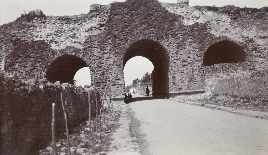 布里斯托大学中国历史照片中的午朝门废墟（约1905-1911年），城台和拱券门洞仍在