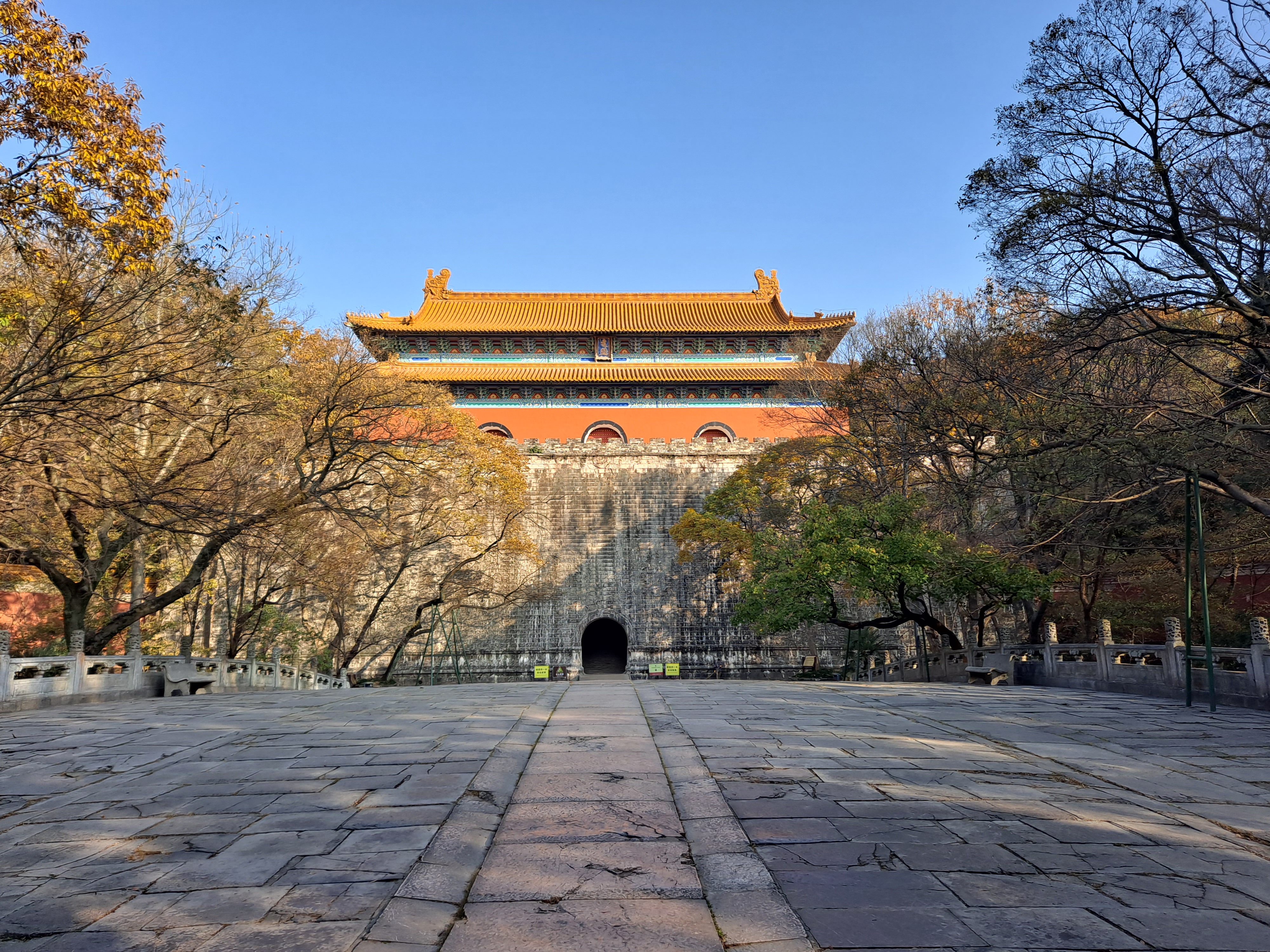 方城明楼，城台和墙体为明代原构，黄色琉璃瓦屋顶为2009年加顶保护工程成果
