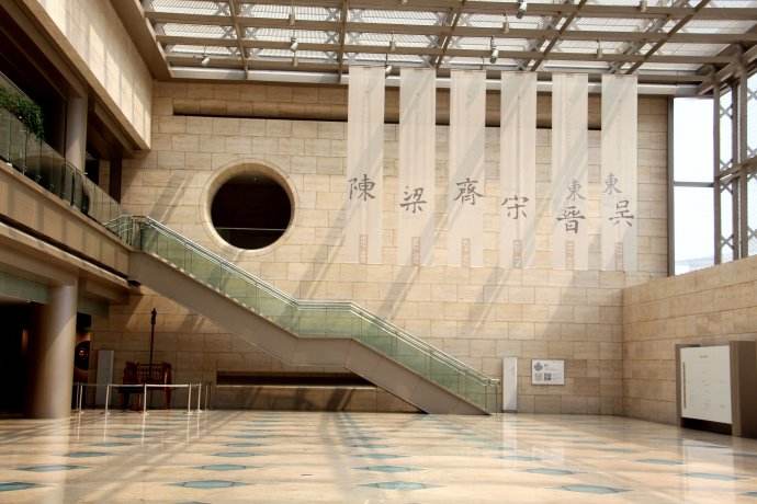 从展示区一侧看玻璃地坪和遗址全貌