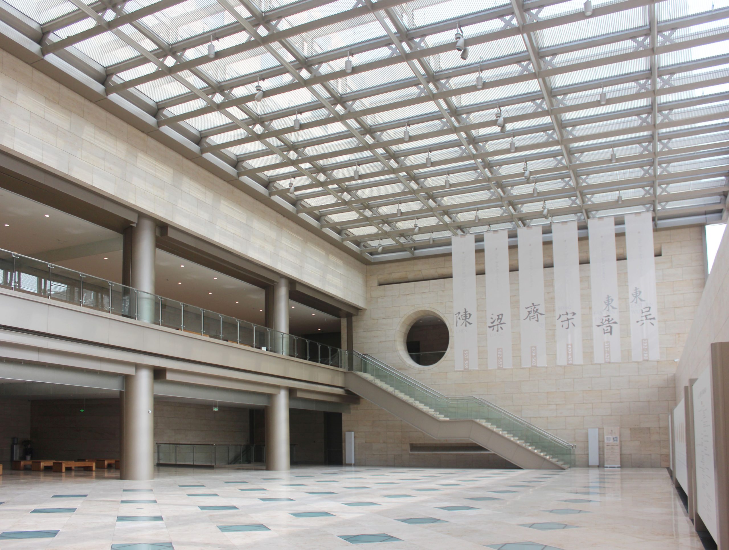 南京图书馆建康城遗址展示大厅的玻璃地坪俯视图