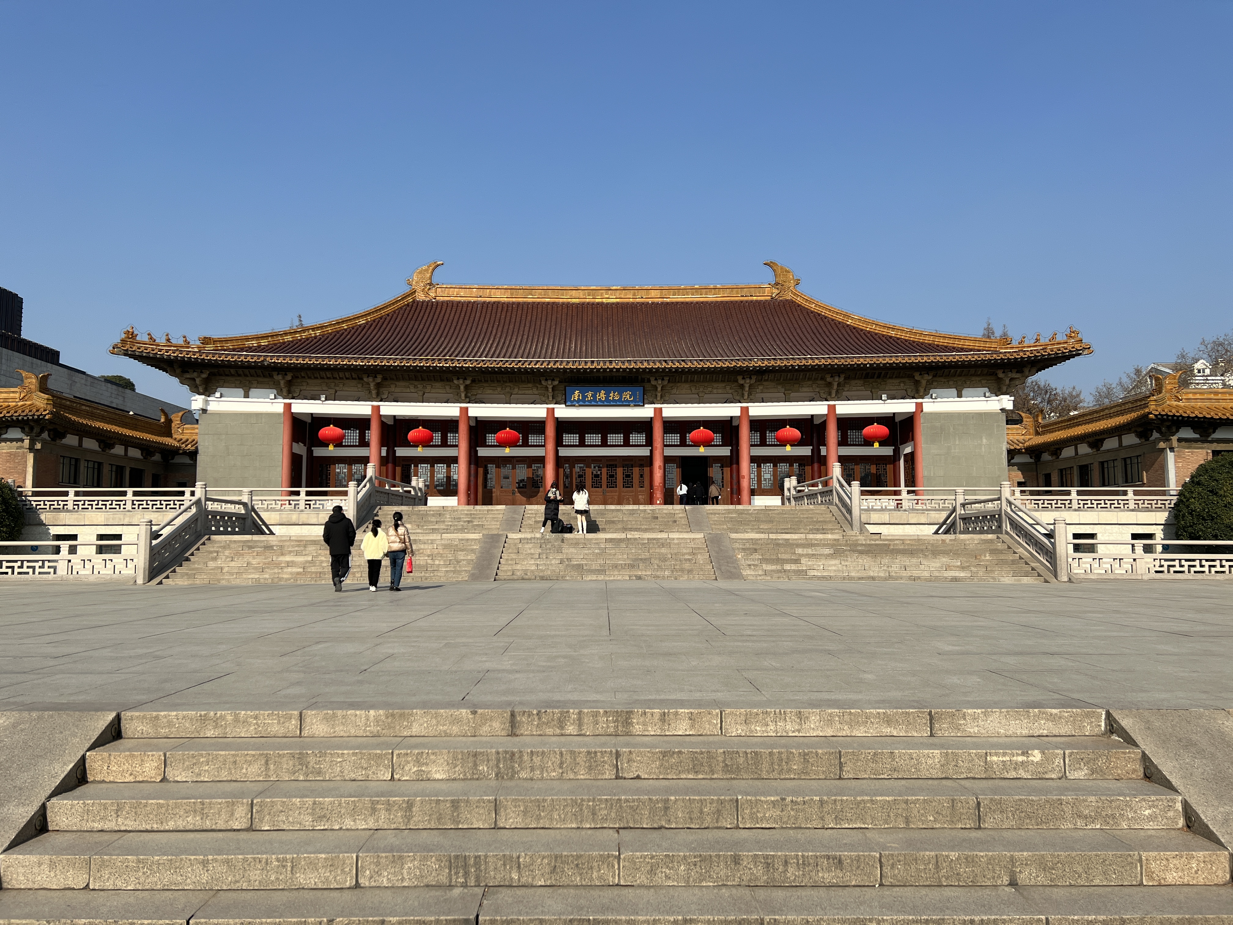老大殿正立面全景，九开间庑殿顶、灰色琉璃瓦、月台与台阶
