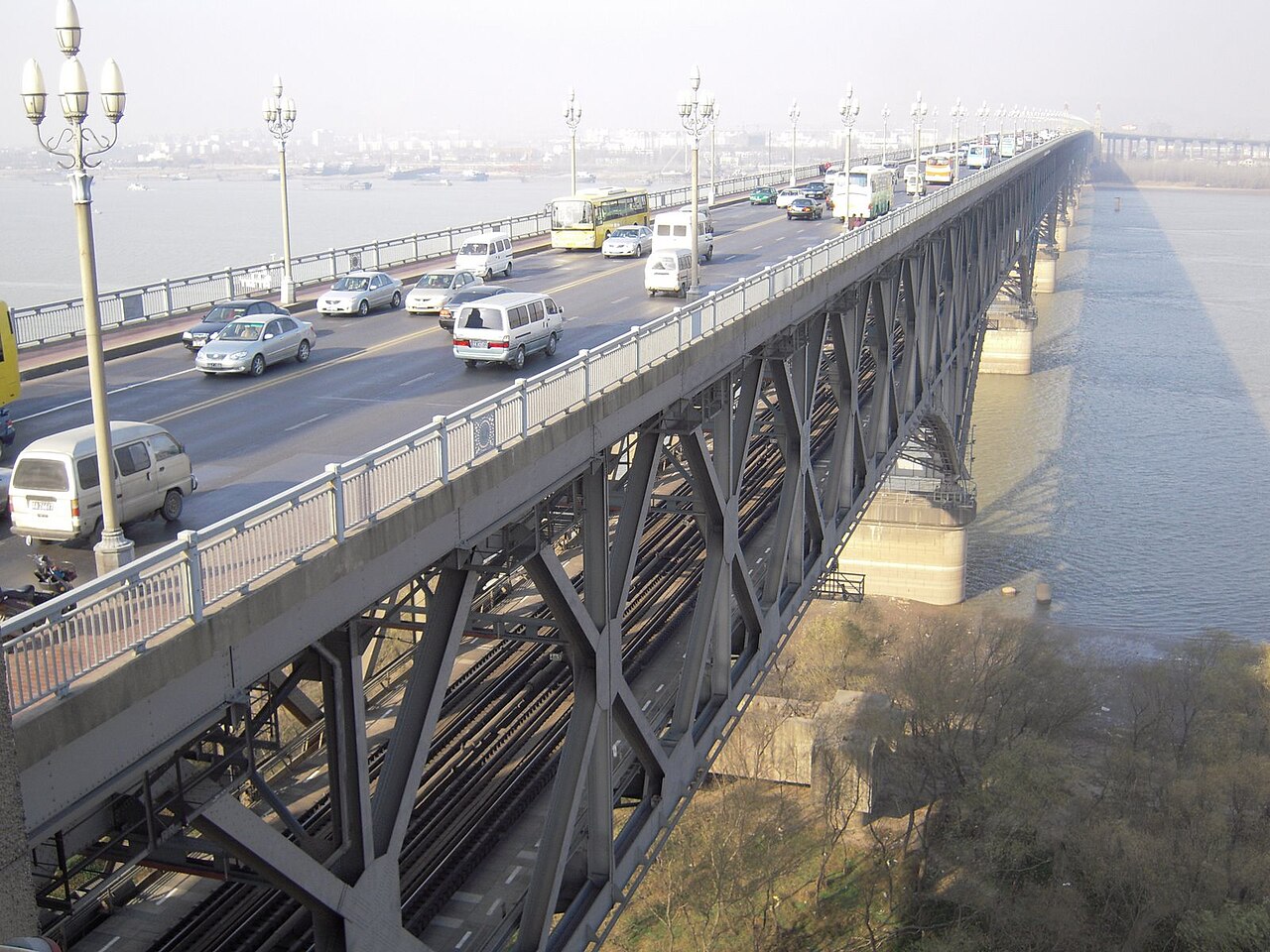 南京长江大桥正桥钢桁梁结构，上层公路桥、下层铁路桥