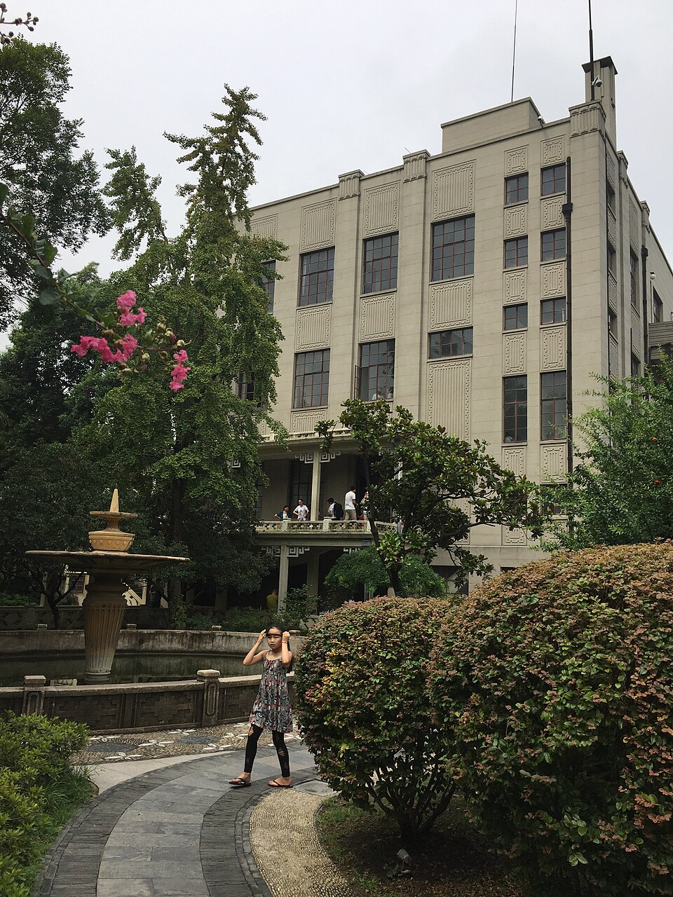 子超楼，现代行政建筑，中间高两侧低的体量