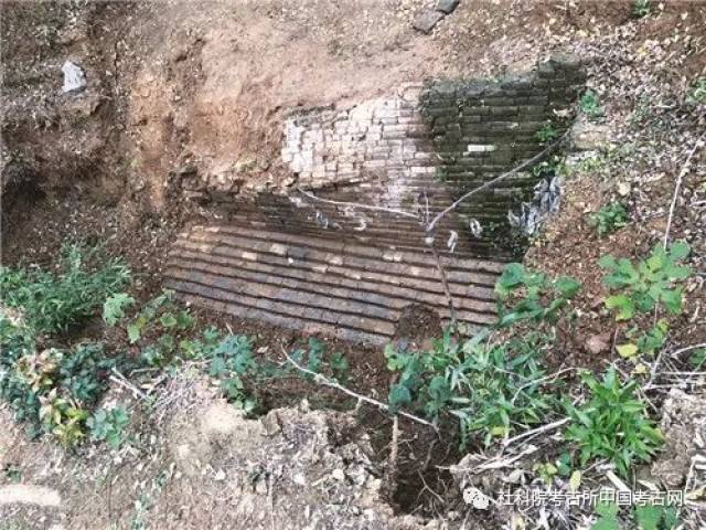 石头城遗址考古发掘现场，可见六朝夯土墙和包砖遗迹