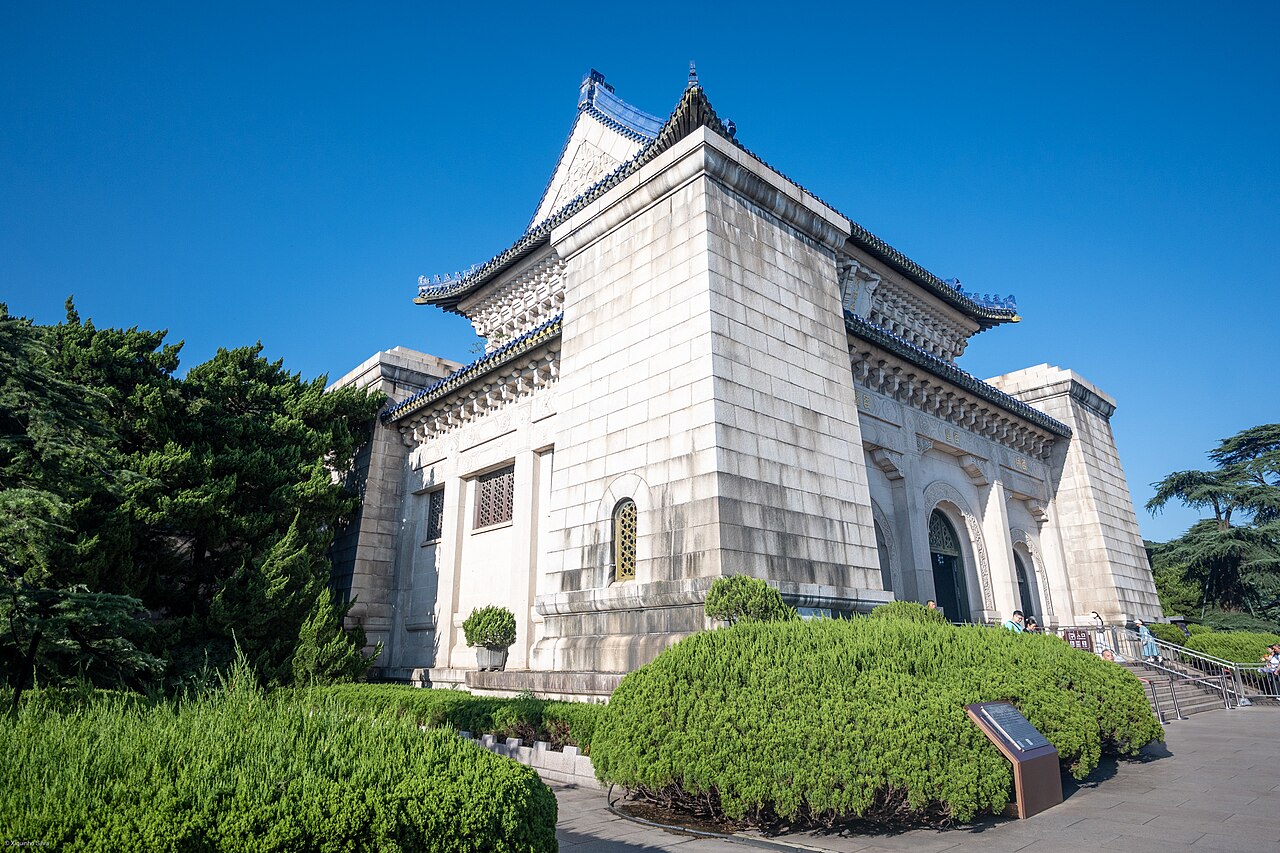 中山陵祭堂正面，白墙蓝瓦的三拱门重檐建筑