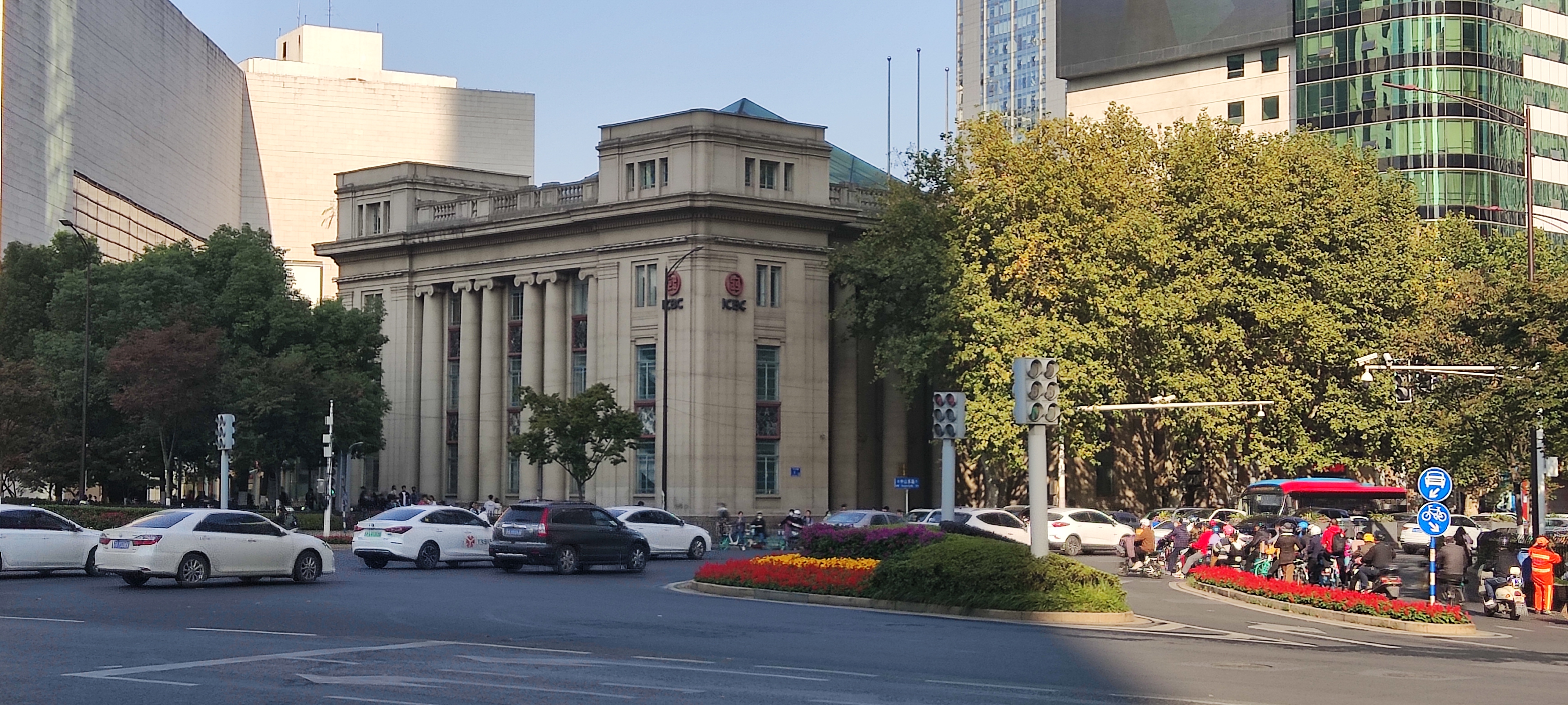 交通银行南京分行旧址正立面，四根爱奥尼巨柱和包铜大门