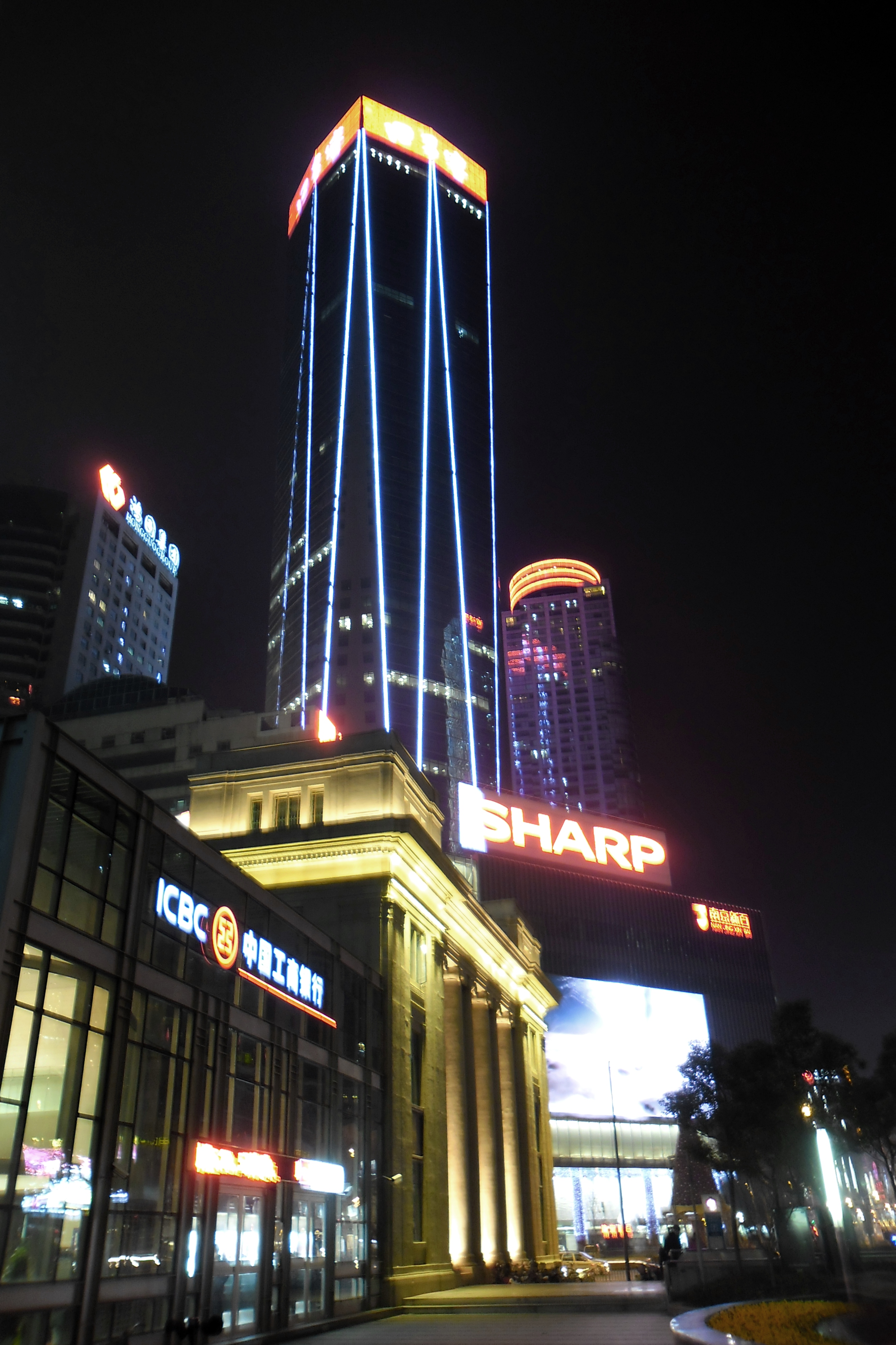新街口夜景，交通银行南京分行旧址与当代商业建筑并立