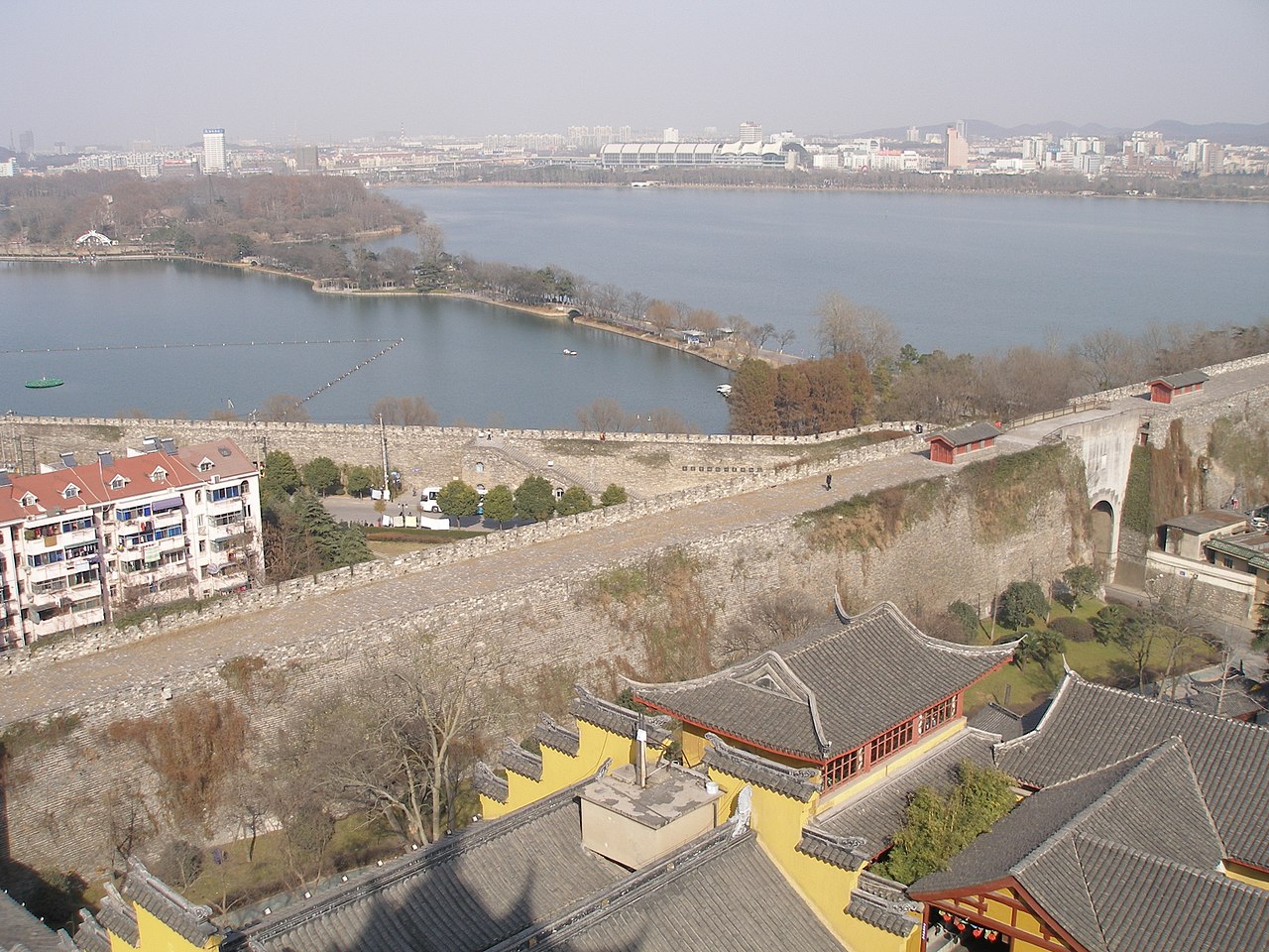 南京明城墙城砖与垛口，城墙外侧为玄武湖水面