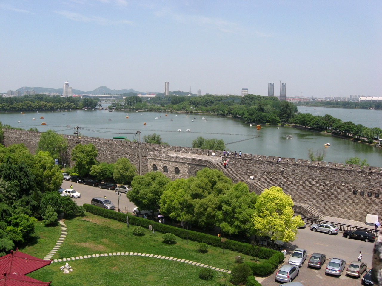 站在台城城墙上远眺玄武湖、紫金山与鸡鸣寺药师塔，五层景观同时入画