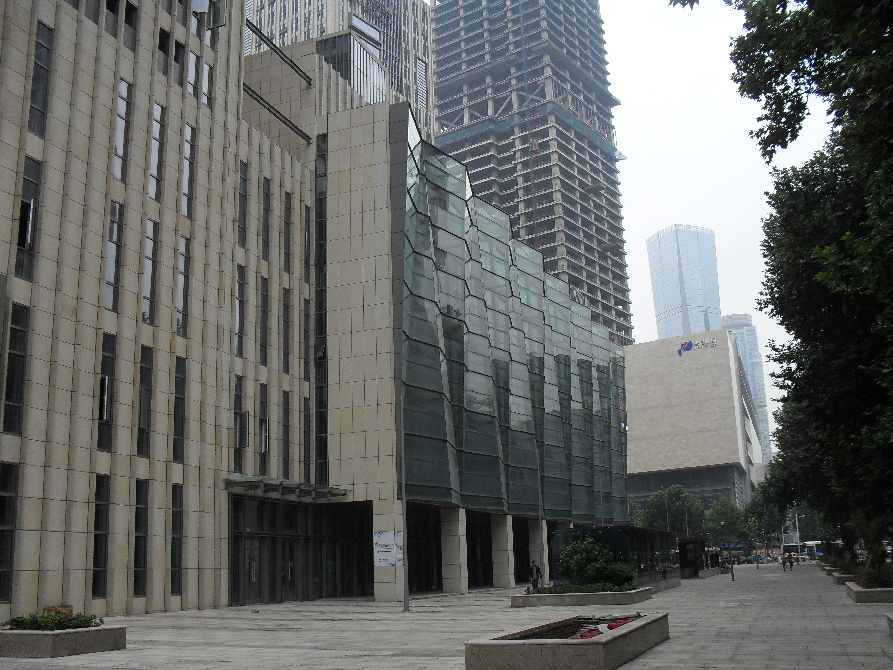 中山东路街景，悬铃木树冠在路面上方形成覆盖，路幅宽度约40米