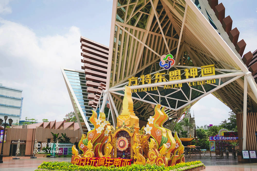 方特东盟神画入口大门，东南亚风格大屋顶与陡斜坡