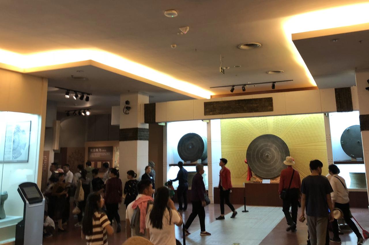 铜鼓展厅的阵列式陈列