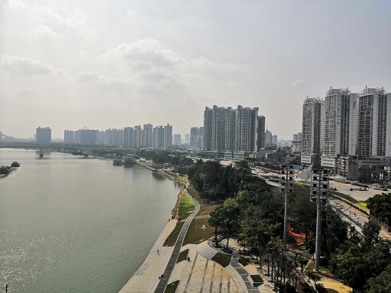 从畅游阁俯瞰邕江与民生广场，退台台阶的层级关系一目了然