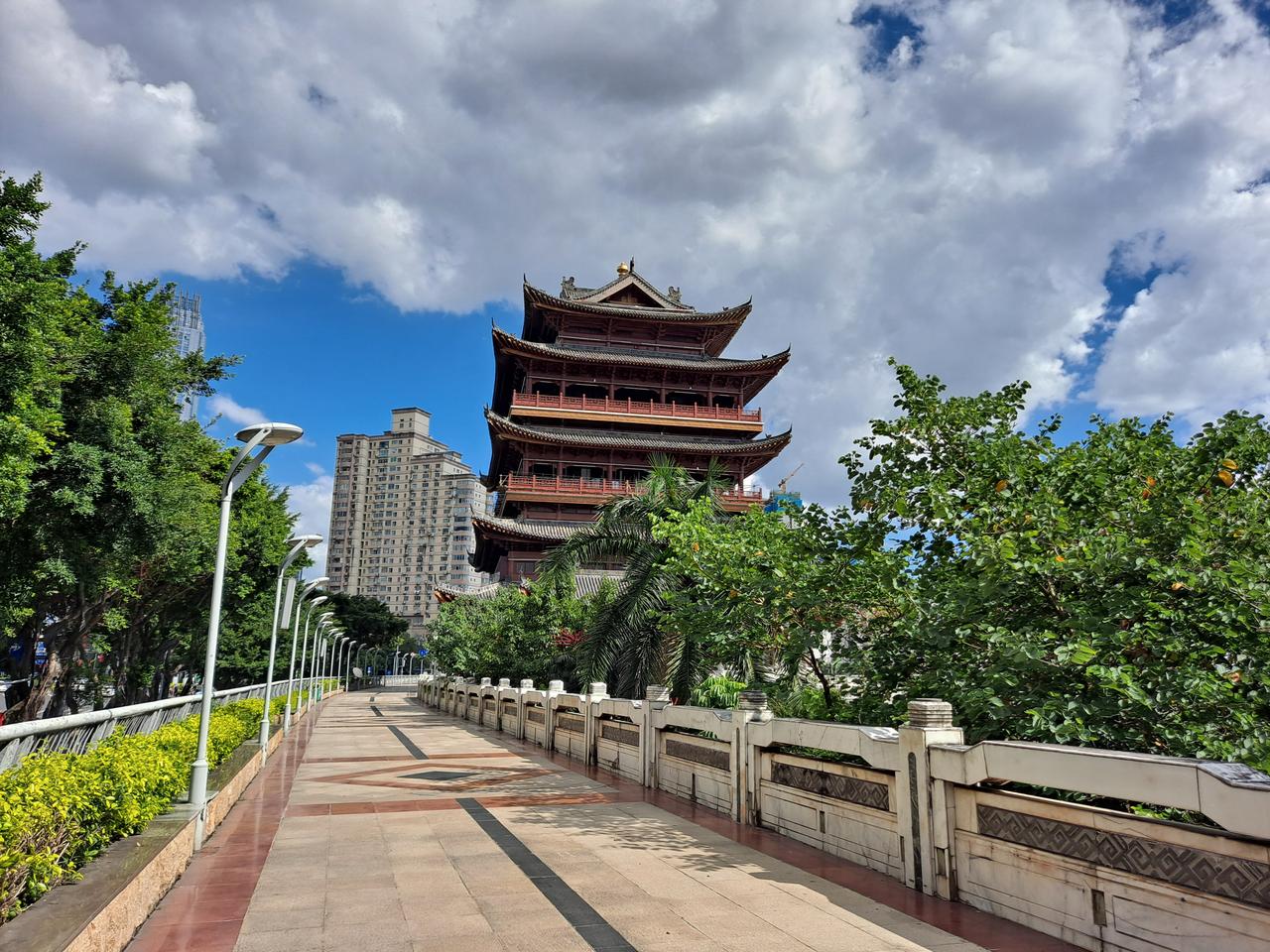 畅游阁从民生广场东侧拔地而起，五层五重檐的仿古楼阁俯瞰邕江