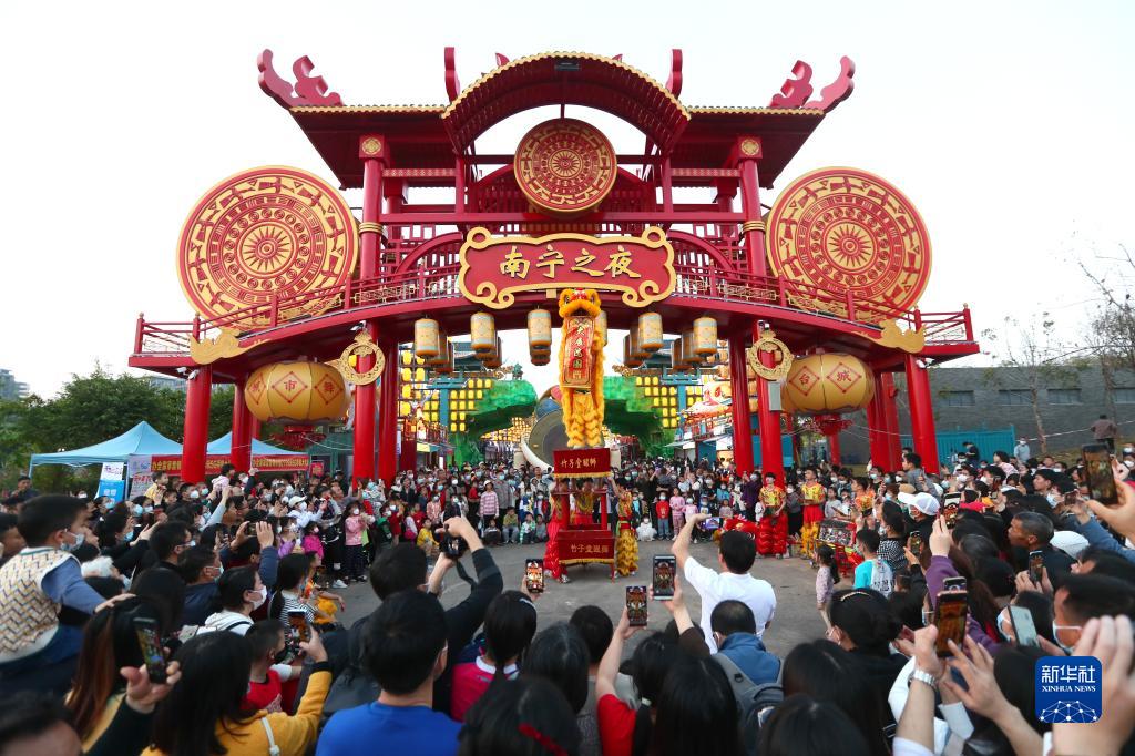南宁之夜入口处的仿古街景与开街仪式现场