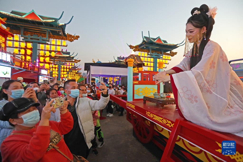 街区夜景：灯火下的仿古建筑与游客人流