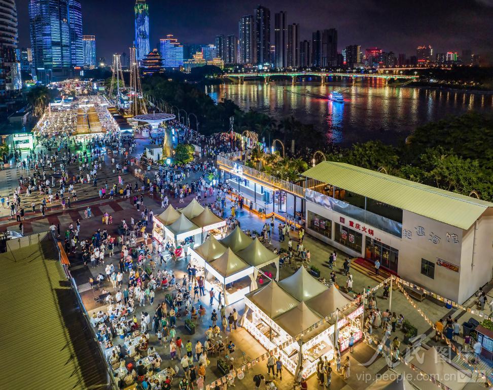 水漾市集夜间摊位与灯火辉煌的民生码头文创区