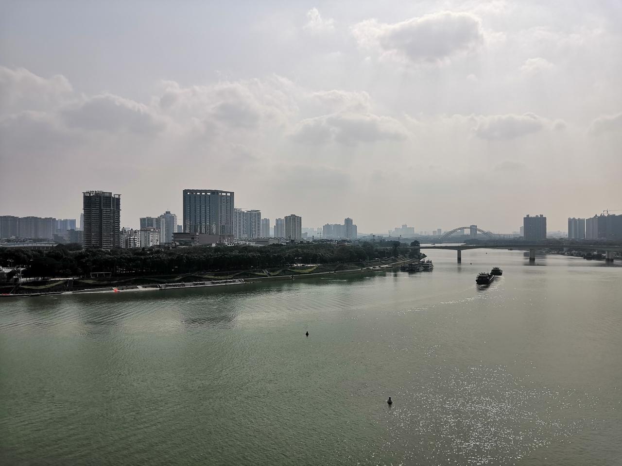 民生广场上嵌入步行道地砖之间的旧铁轨，轨道间隙被填平，钢轨高出地面几厘米