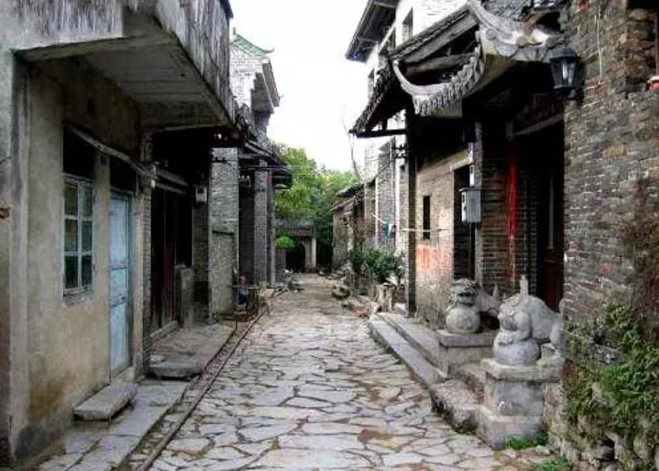 临江街闸门石壁上的洪水水位标记