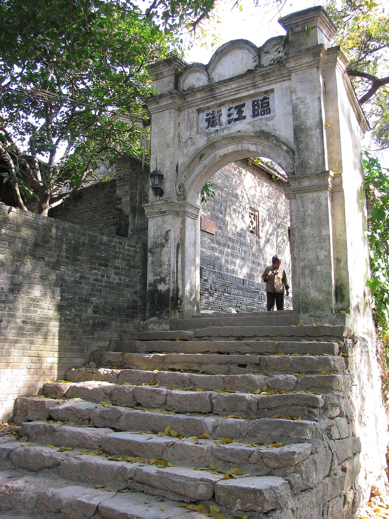 扬美古镇临江闸门,河岸一侧的旧城门