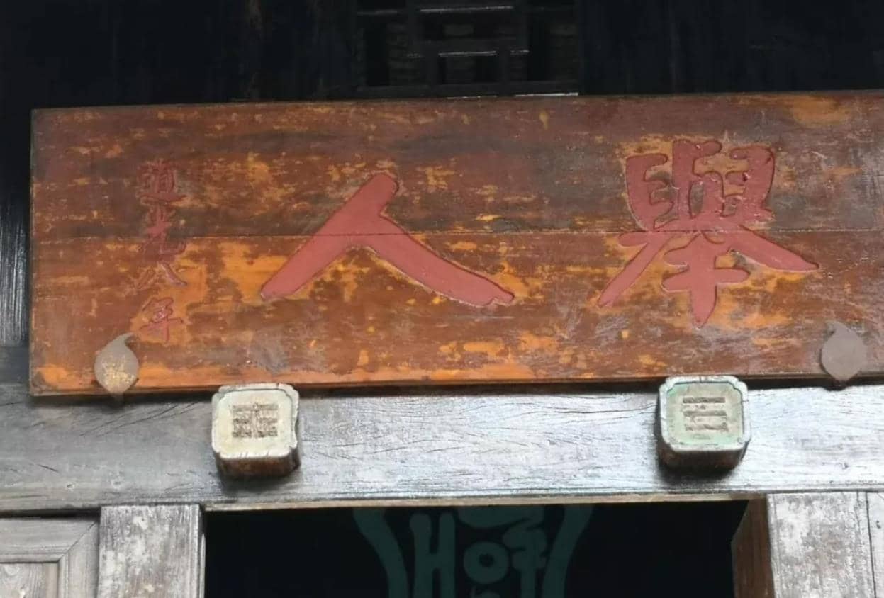 临江街的青砖黛瓦马头墙建筑