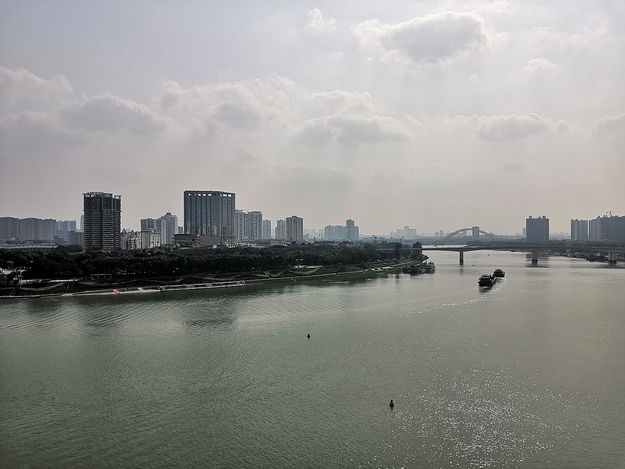 邕江沿岸城市天际线