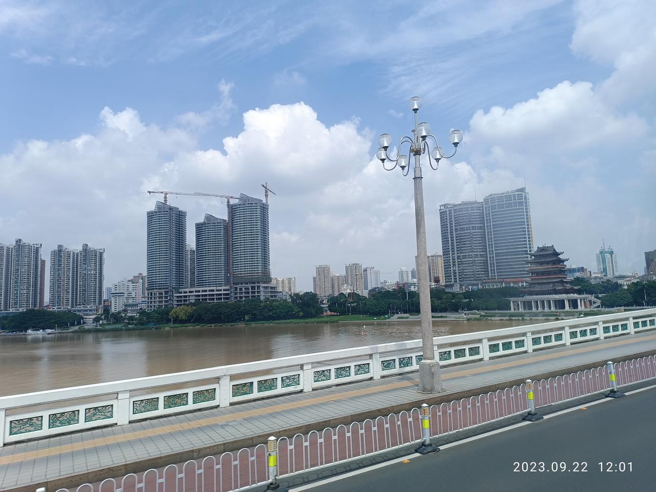 从游览车看邕江大桥和南宁城区天际线