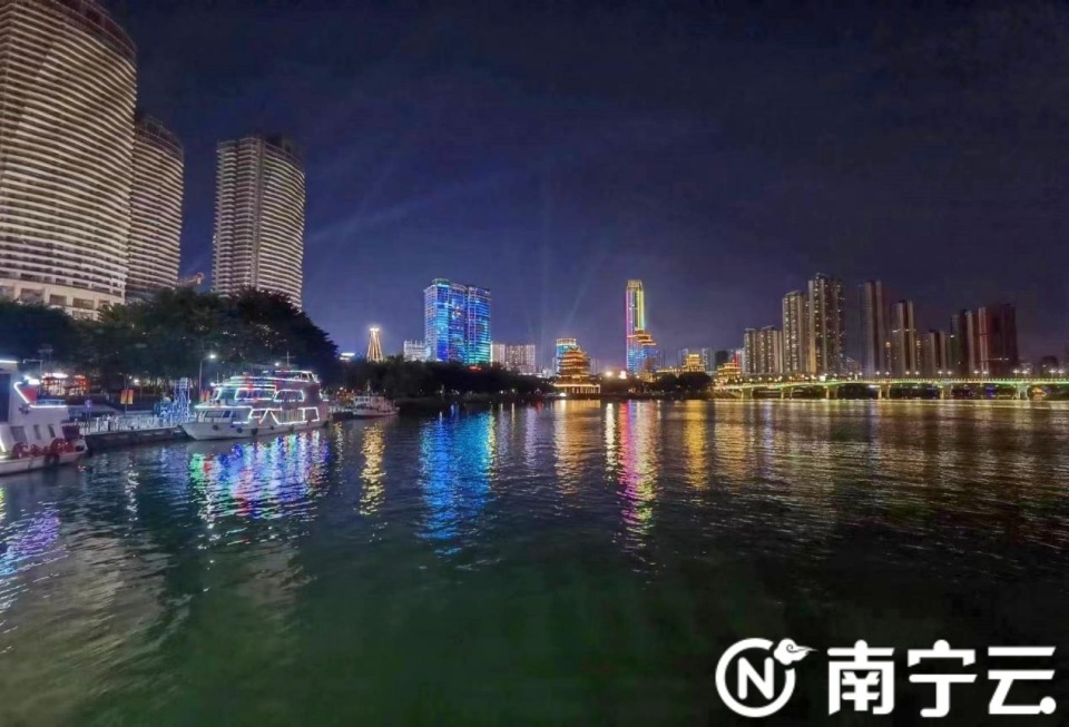 邕江夜游游船从民生码头出发，途经亮化的邕江两岸。