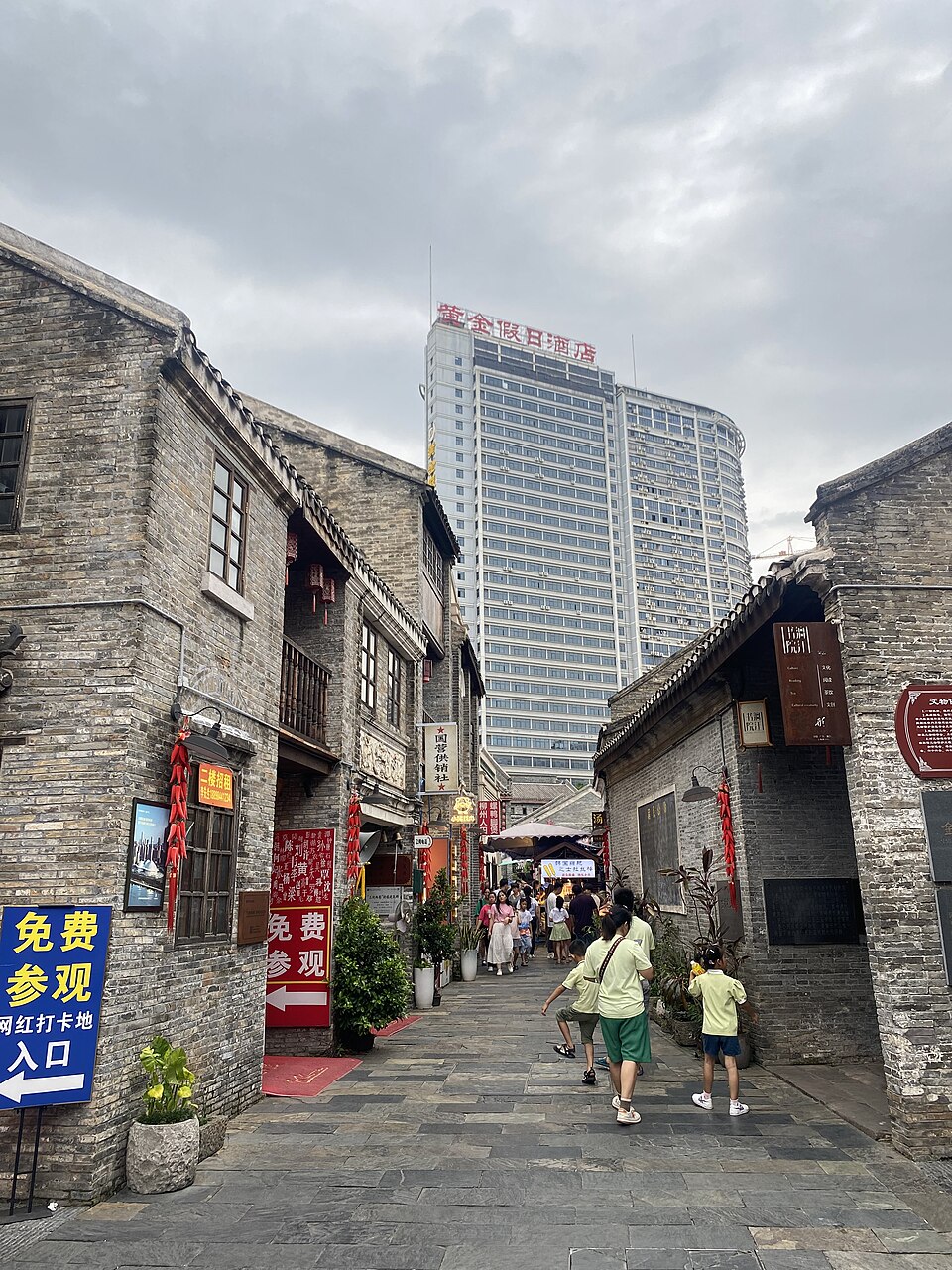 民族大道与兴宁路的尺度对比