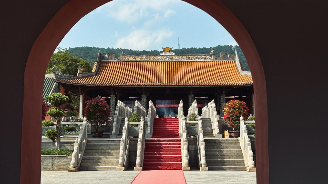 大成门：进入主殿前的最后一道门