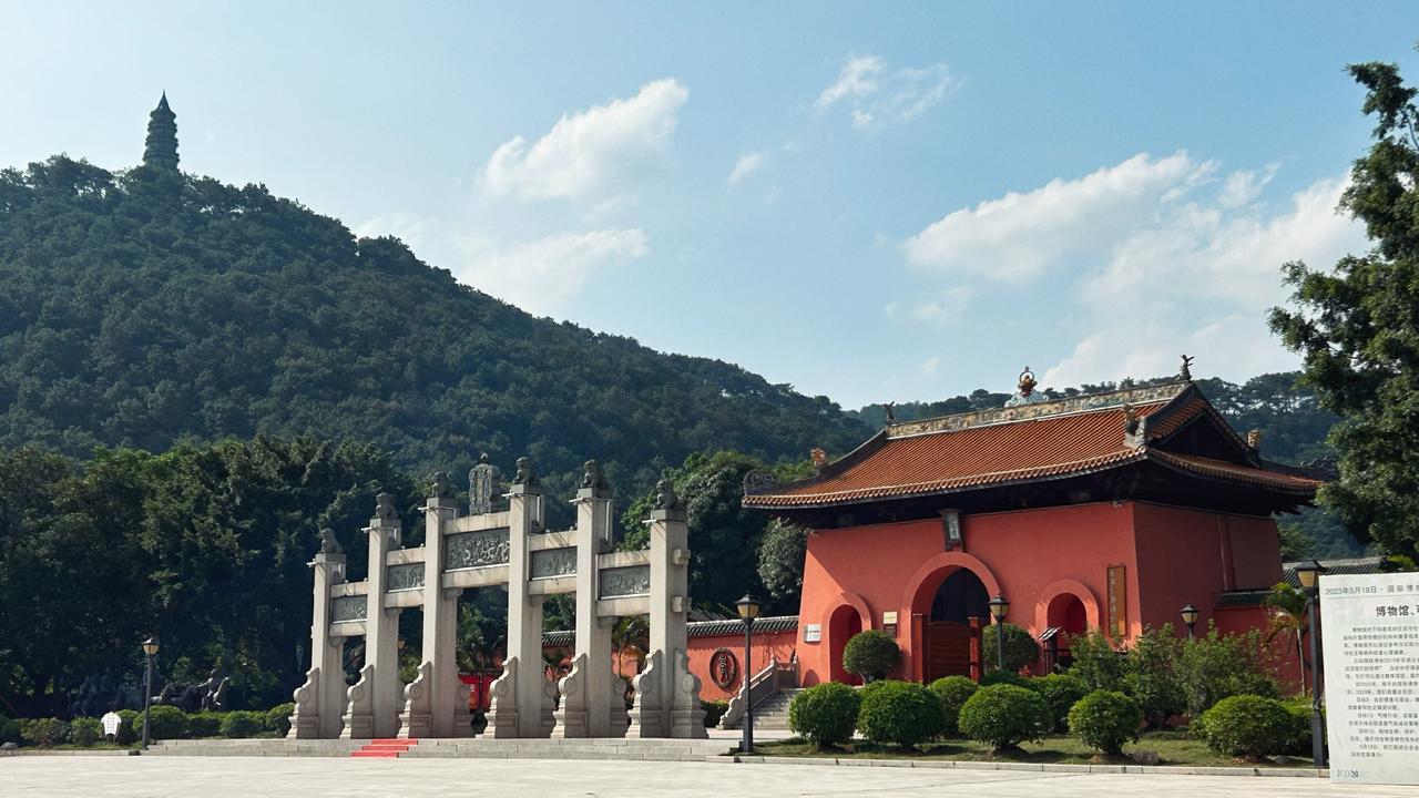 南宁孔庙和青秀山，建筑群背靠青山而建