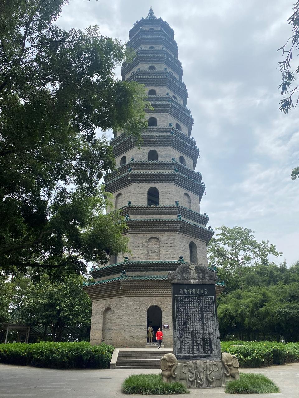 青秀山龙象塔,1986年重建的仿古砖混结构塔
