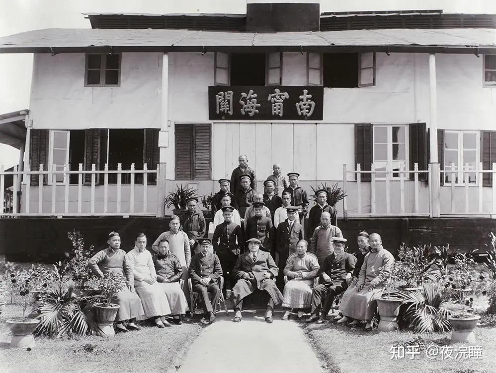 1918年南宁关税务司贺智兰（英国人）与关员在海关公署前合影