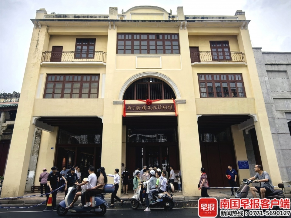 中山路骑楼下的人流与商业活动