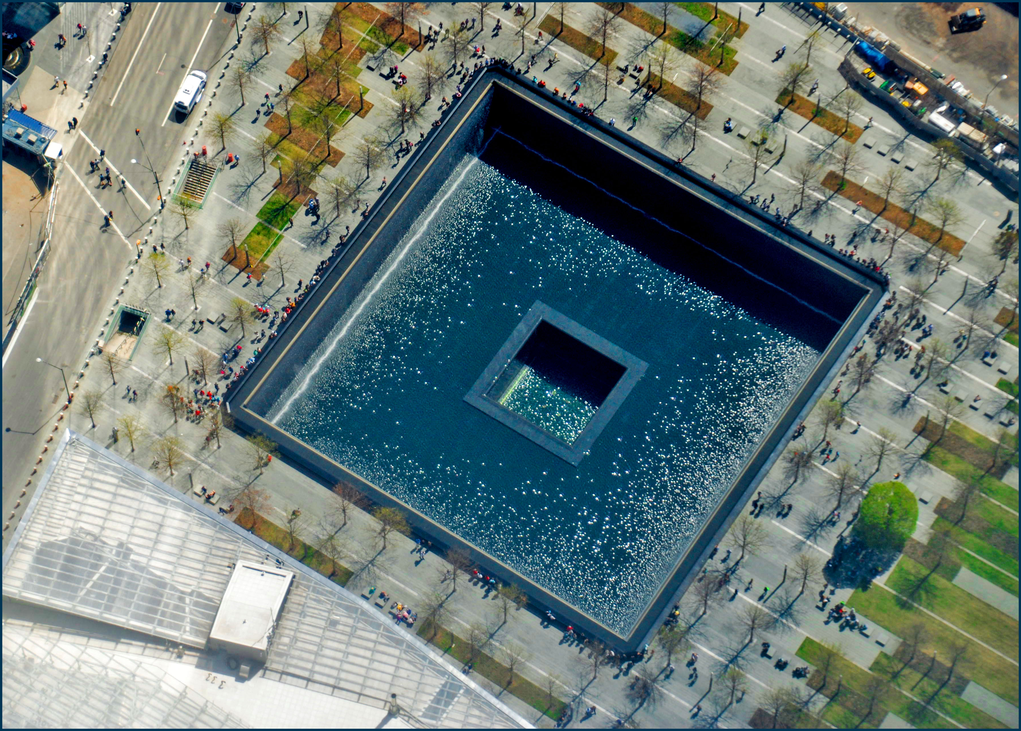 9/11 Memorial 南池：水流消失在中央方井中