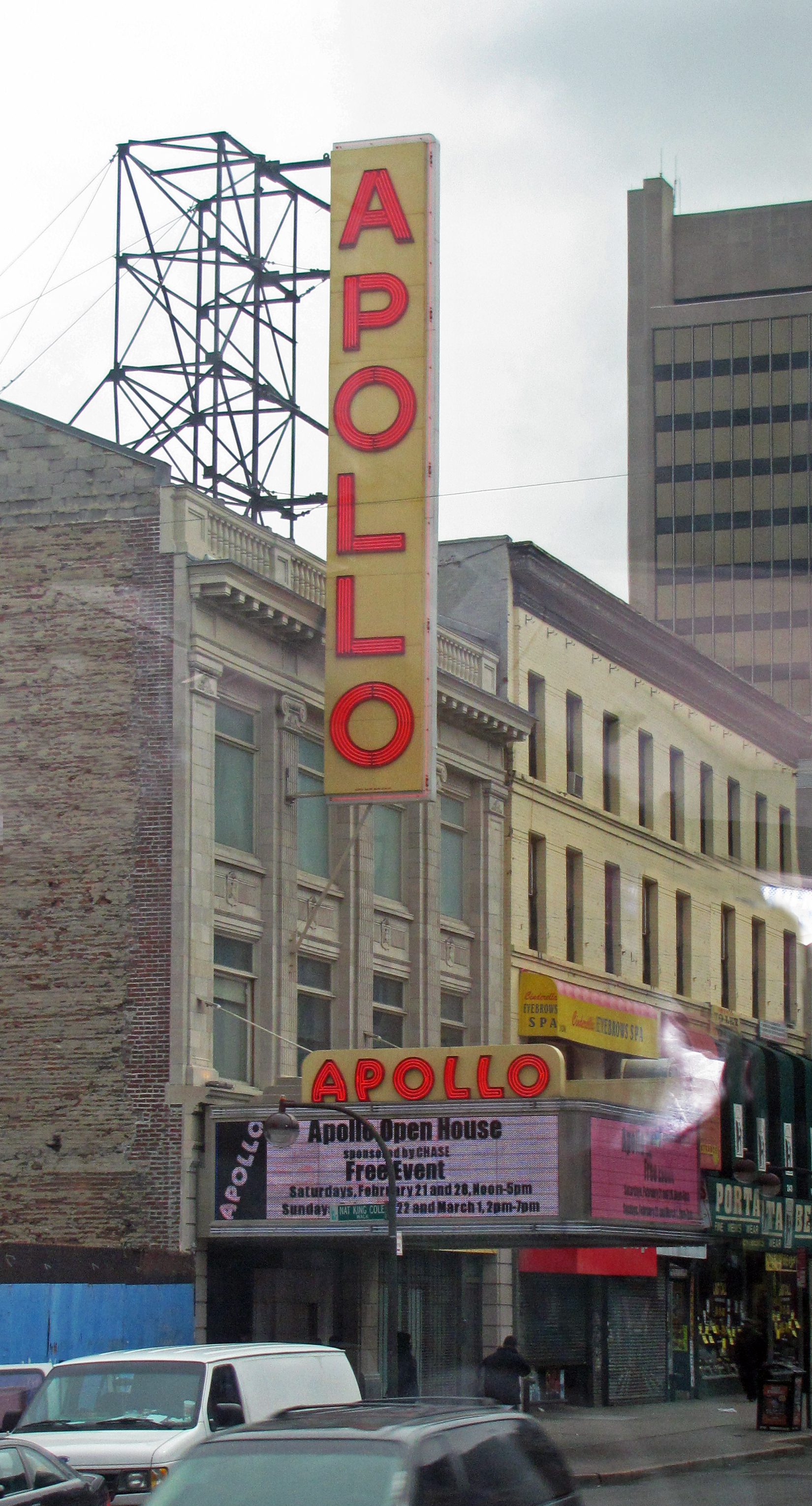 Apollo Theater 125th Street 立面，APOLLO 垂直霓虹灯 visible