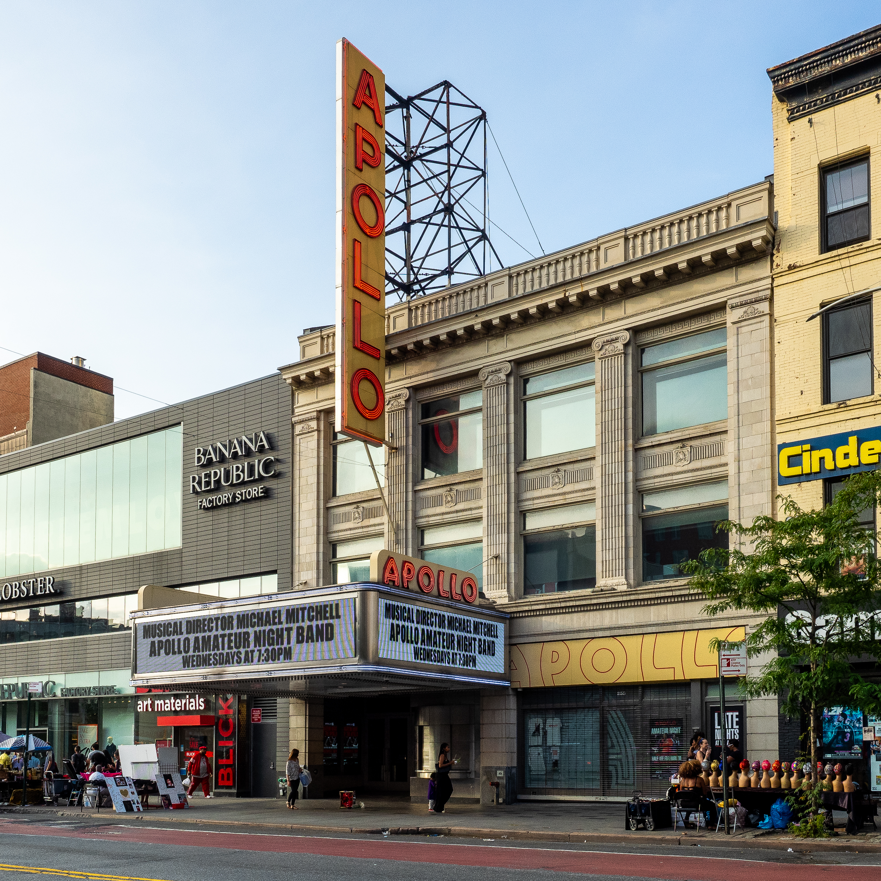 Apollo Theater 入口和排队人群