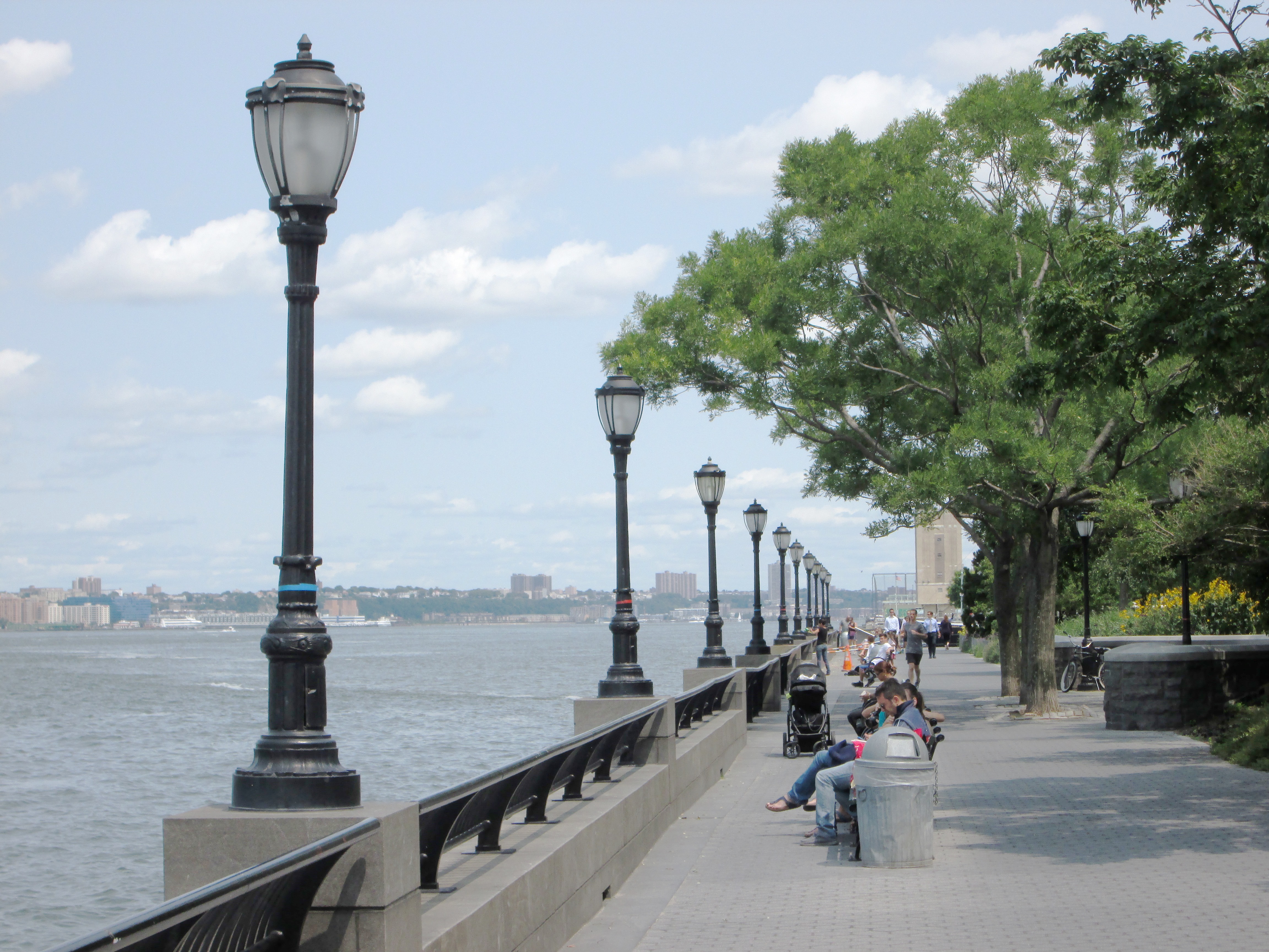 从滨水步道向北看 Battery Park City 的 Esplanade 和 Brookfield Place
