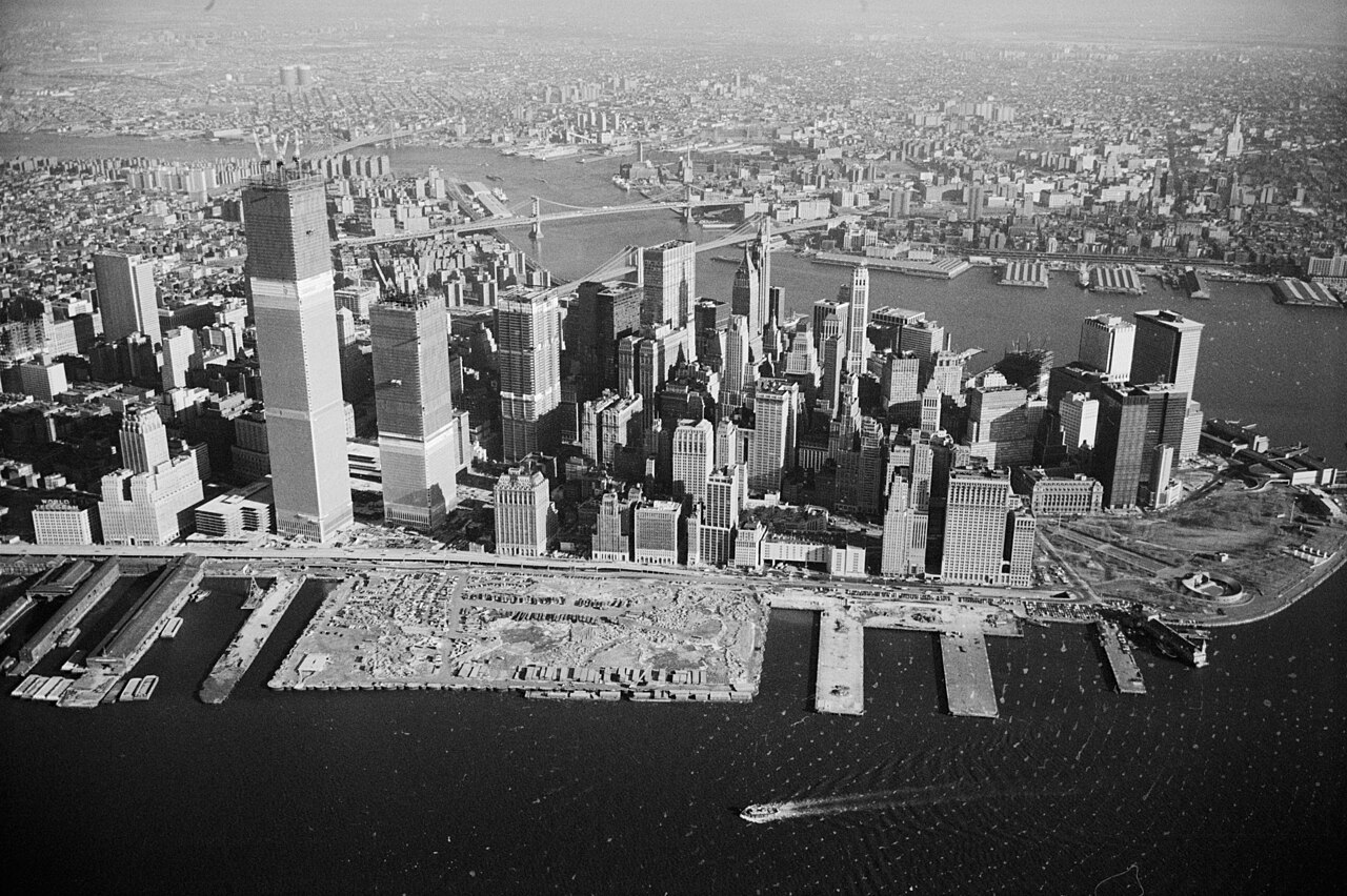 1971 年航拍：WTC 施工和 Hudson River 上尚未填海的区域