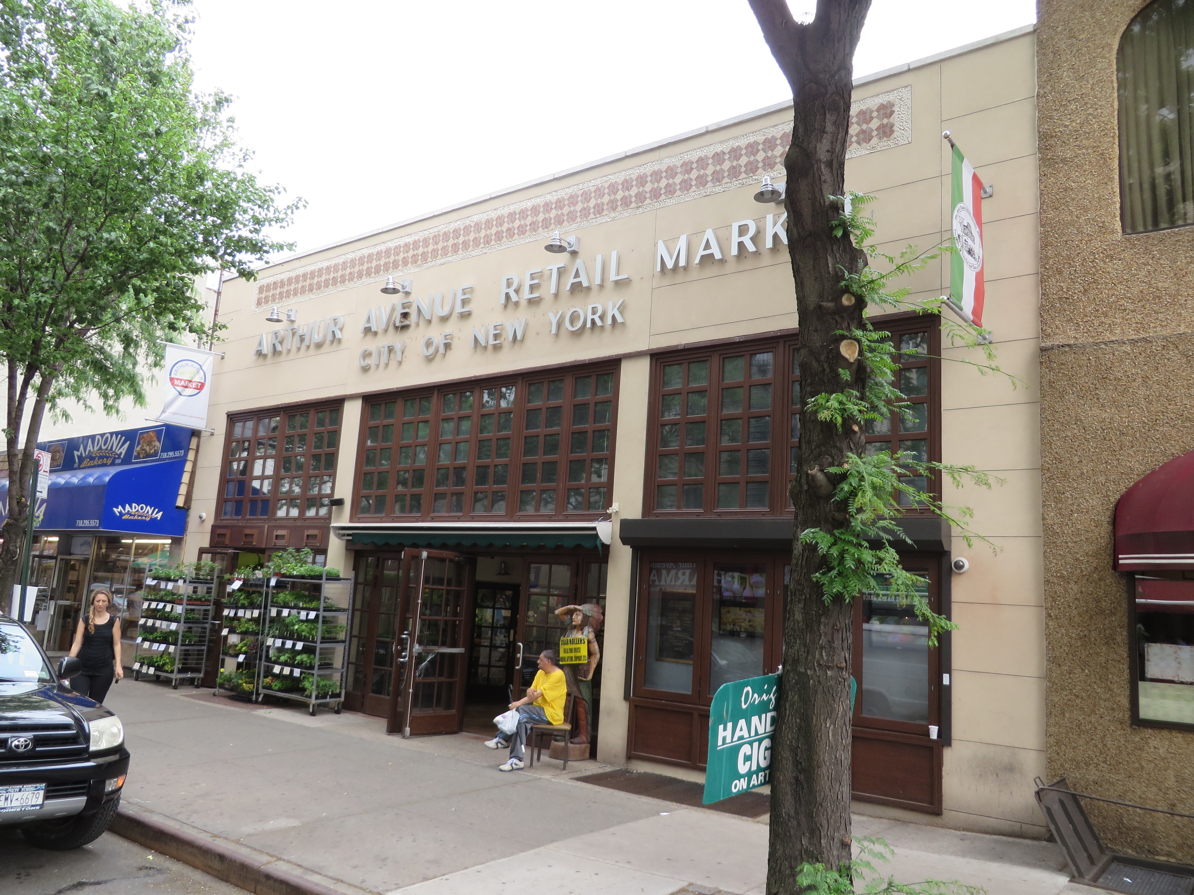 Arthur Avenue Retail Market 外立面