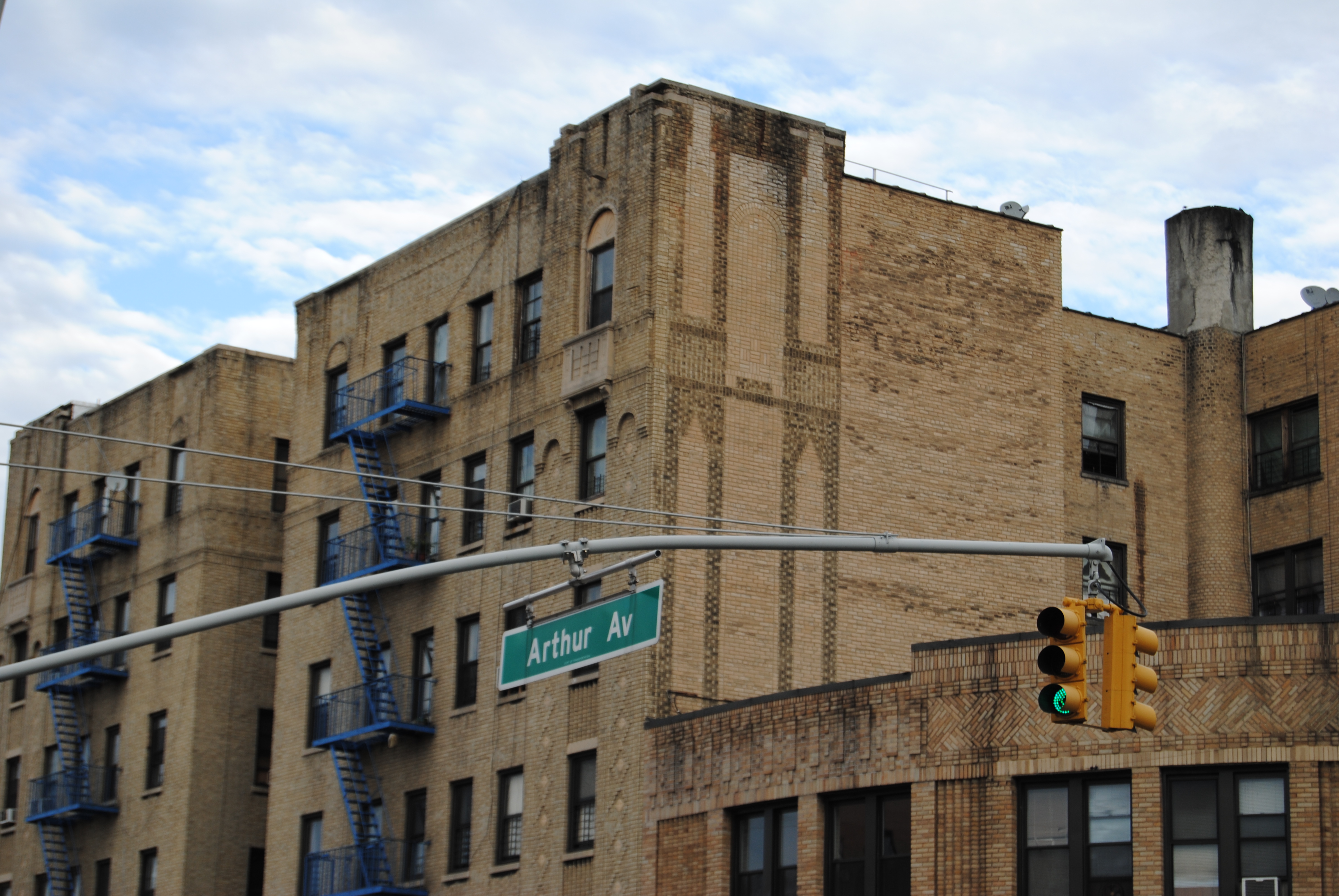 Arthur Avenue 的 Bronx 街道场景