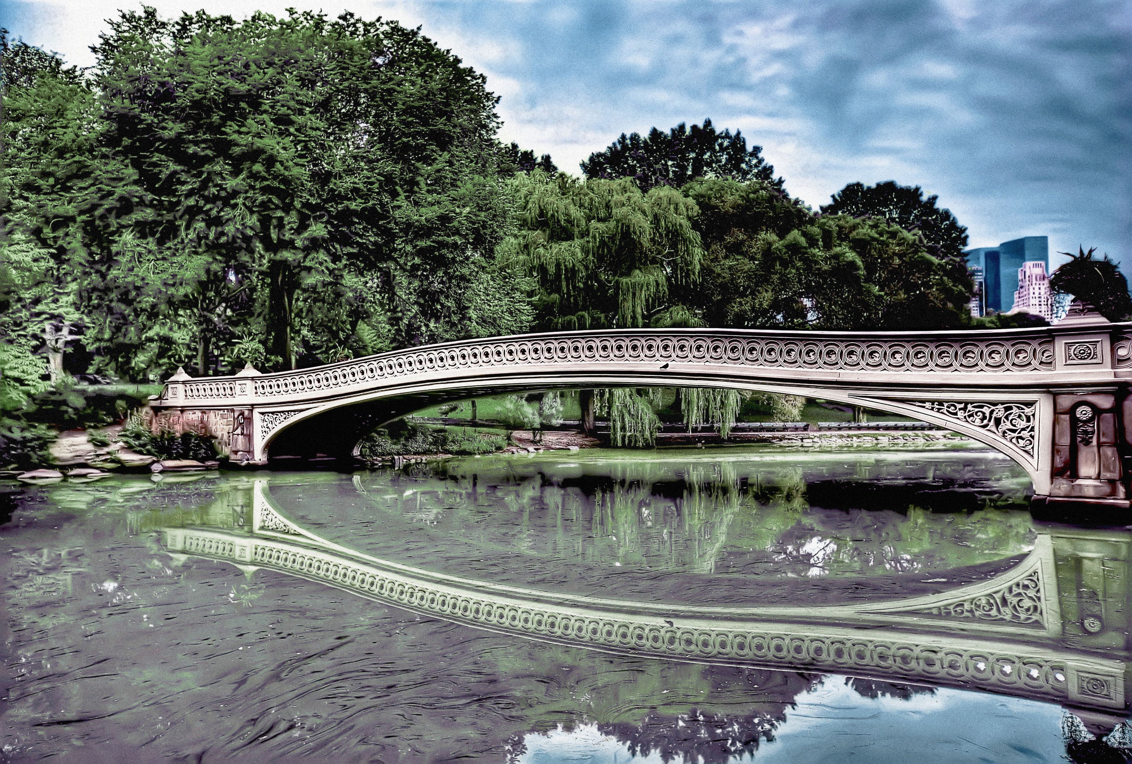 Bow Bridge 弓形铸铁拱跨越 The Lake，连接 Ramble 和 Cherry Hill